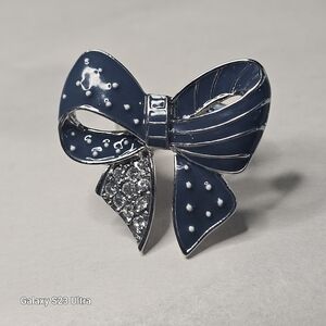 Ring blue bow and silvertone size 7